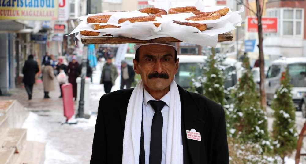 Takim Elbiseli Simitci Dikkatleri Uzerine Cekiyor Super Gazete